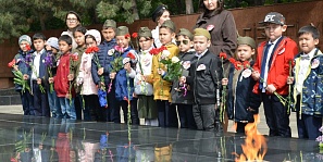 Акция, посвященная 74 годовщине Победы, возложение цветов учащимися школы у вечного огня